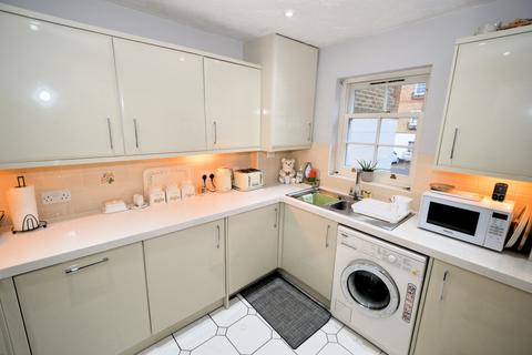 2 bedroom ground floor flat for sale, Markham Court, Camberley