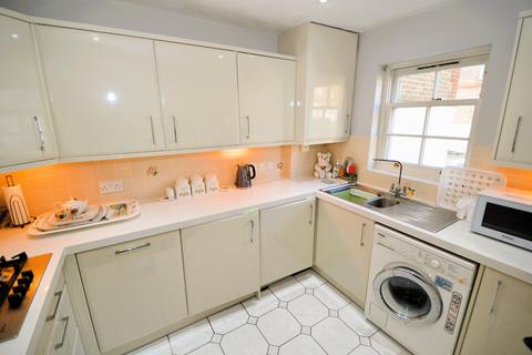 2 bedroom ground floor flat for sale, Markham Court, Camberley