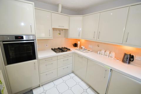 2 bedroom ground floor flat for sale, Markham Court, Camberley