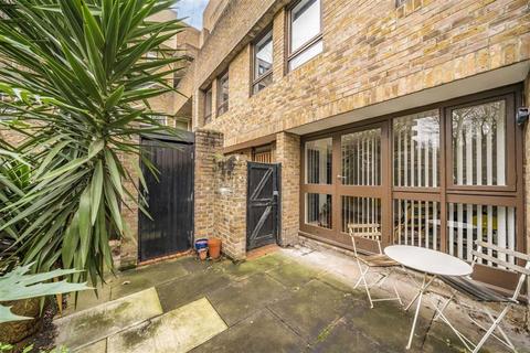 8 Cloysters Green, London, E1W 1LU