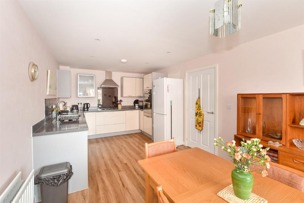 Kitchen/ Dining Room