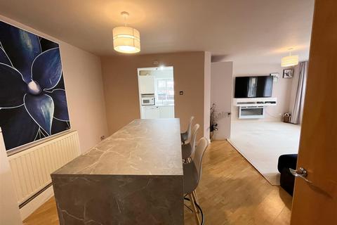 2 bedroom apartment to rent, Brough Street West, Macclesfield