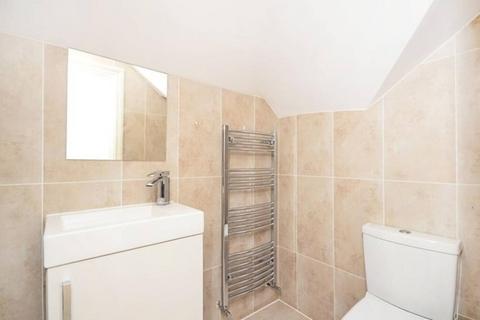 3 bedroom penthouse to rent, West Heath Drive, London NW3