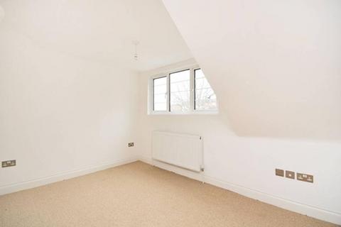 3 bedroom penthouse to rent, West Heath Drive, London NW3