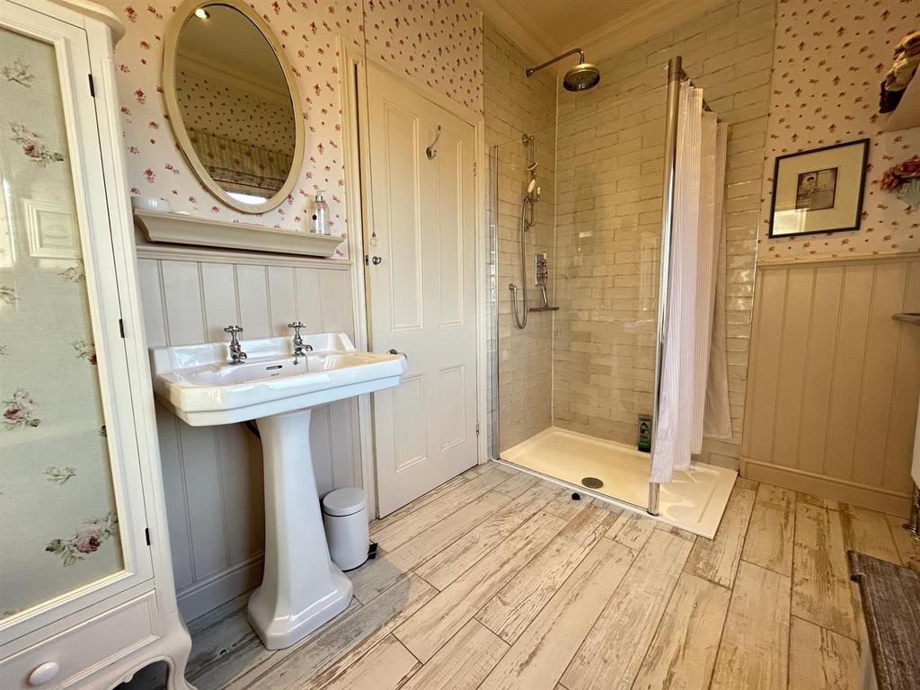 Bathroom 2.jpg