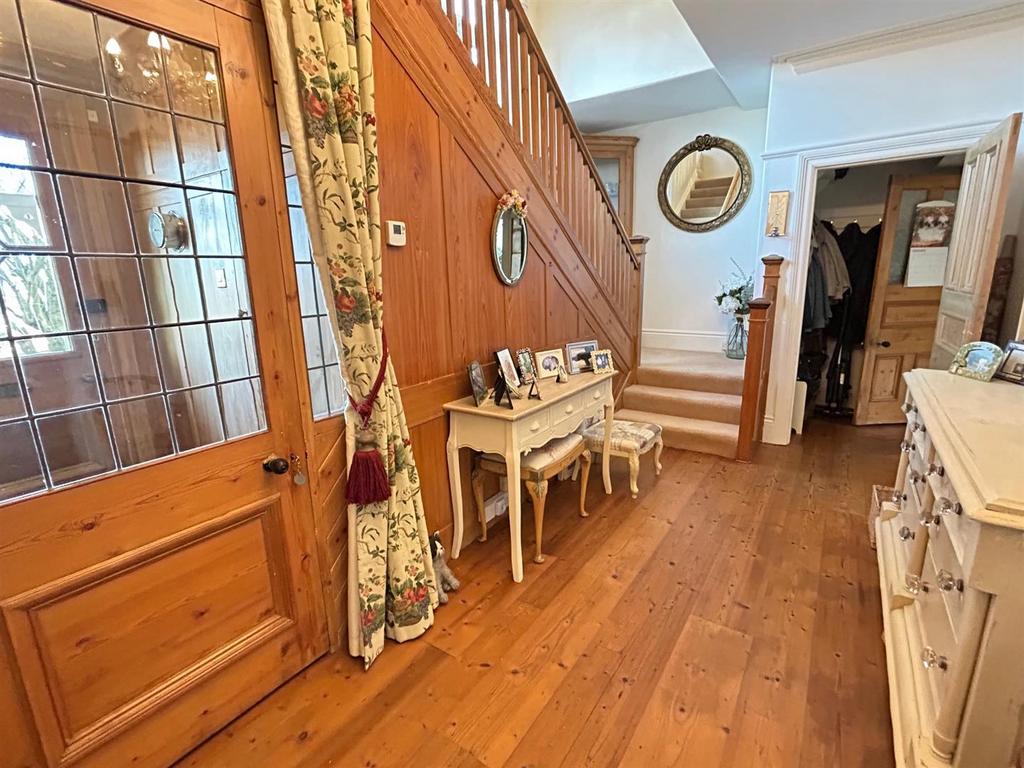 Hallway 2.jpg
