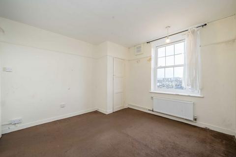 2 bedroom flat for sale, Becklow Gardens, London W12