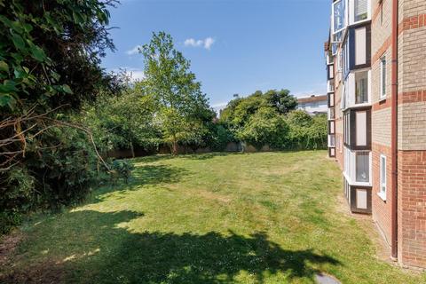 2 bedroom flat to rent, Woodland Grove, Epping