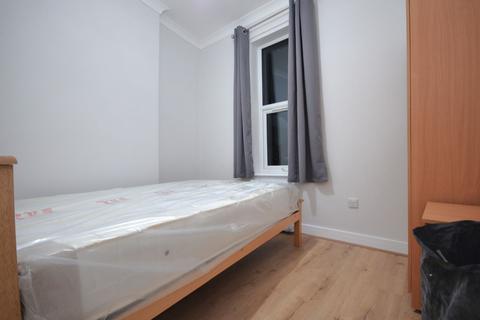 2 bedroom flat to rent, Uxbridge Road, London W12 8NL