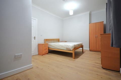 2 bedroom flat to rent, Uxbridge Road, London W12 8NL