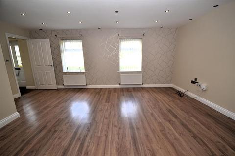 3 bedroom detached house to rent, Queensbury Square, Queensbury, Bradford