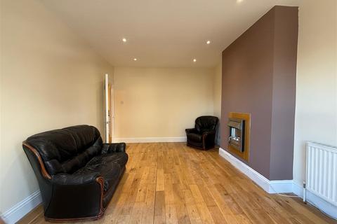 2 bedroom flat to rent, High Road, London N12