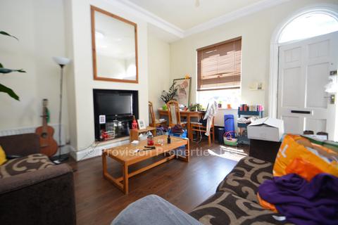 2 bedroom terraced house to rent, Harold Grove, Hyde Park LS6