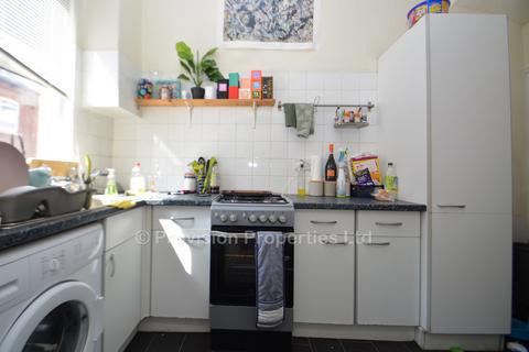 2 bedroom terraced house to rent, Harold Grove, Hyde Park LS6