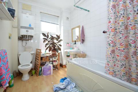 2 bedroom terraced house to rent, Harold Grove, Hyde Park LS6