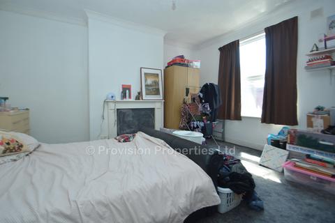 2 bedroom terraced house to rent, Harold Grove, Hyde Park LS6