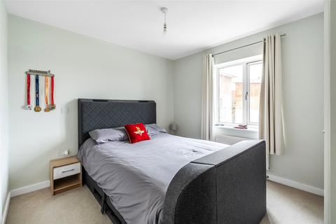 2 bedroom flat for sale, Thornton Close, Leatherhead, Surrey, KT22