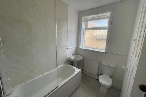 2 bedroom terraced house to rent, Lee Street, Accrington