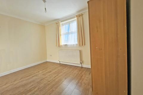 2 bedroom flat to rent, Mortlake Road,  Ilford, IG1