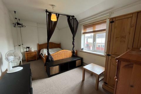 1 bedroom in a house share to rent, Room 2 28 Alexandra Road, Mitcham, Surrey