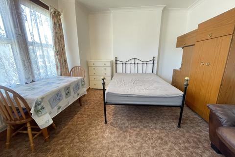 1 bedroom in a house share to rent, Roxborough Road, Harrow, Middlesex HA1