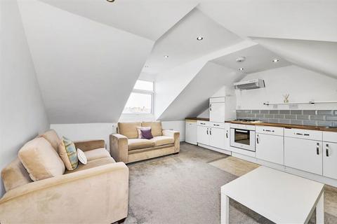 2 bedroom flat for sale, Cavendish Road, London SW12