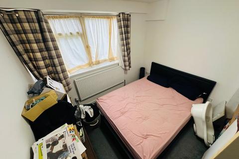 2 bedroom flat to rent, Priory Court, Barley Lane, Ilford, IG3