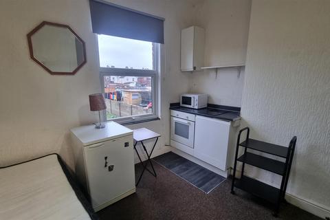 Studio to rent, Holmsdale Road, Coventry, CV6 5BL