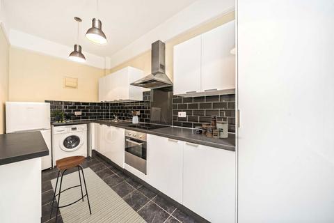 1 bedroom flat for sale, Arundel Square, London N7