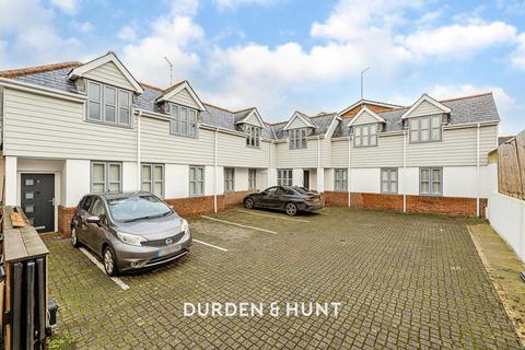 2 bedroom apartment to rent, Market Place, Abridge