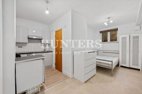 Studio to rent, Southgate Road, London, N1