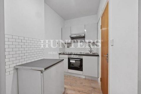 Studio to rent, Southgate Road, London, N1