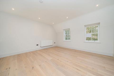 2 bedroom flat to rent, St. Georges Avenue, Weybridge KT13