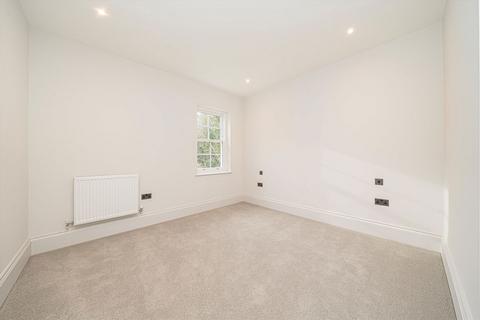 2 bedroom flat to rent, St. Georges Avenue, Weybridge KT13