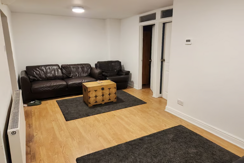 1 bedroom in a house share to rent, Cardiff Road, Nantgarw CF15