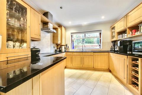 4 bedroom detached house for sale, Craigweil Avenue, Radlett WD7