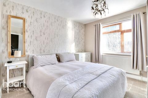 25 Beulah Road, Hornchurch, RM12 4YR