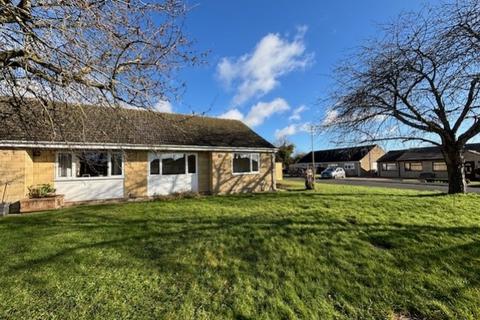 2 bedroom semi-detached bungalow to rent, Larksfield Close, Carterton, Oxfordshire, OX18