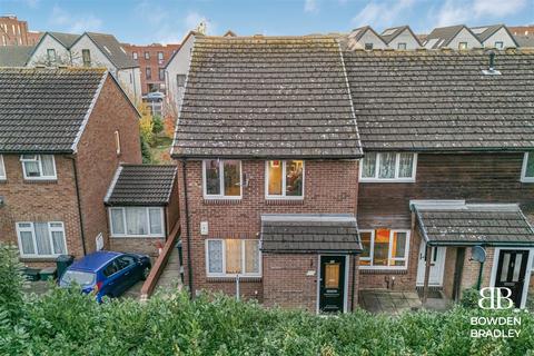 1 bedroom maisonette for sale, Laing Close, Hainault