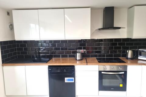 4 bedroom apartment to rent, Ladybarn Lane, Fallowfield , Manchester M14