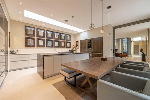 5 bedroom detached house to rent, Grosvenor Gardens Mews North, London SW1W