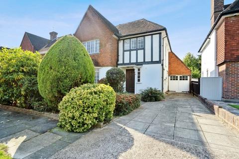 15 Briants Close, Pinner, HA5 4SY