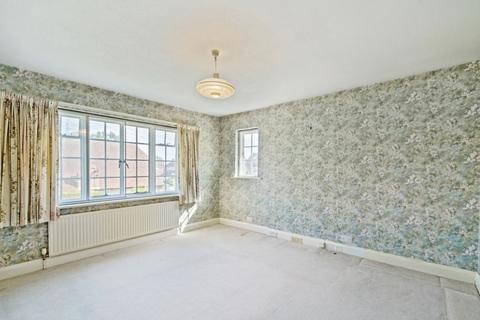 15 Briants Close, Pinner, HA5 4SY