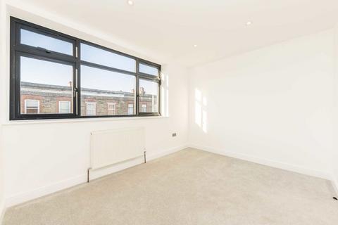 2 bedroom flat to rent, Portland Road, London SE25