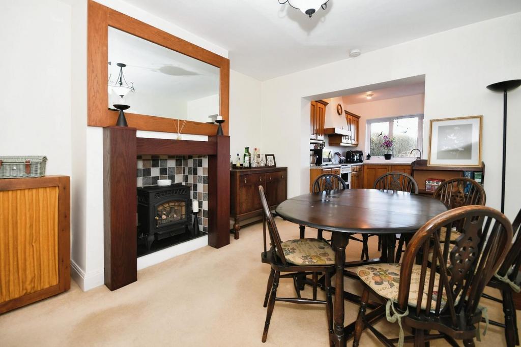 DINING ROOM.jpg
