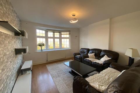 2 bedroom flat to rent, Queen's Parade, Friern Barnet Road