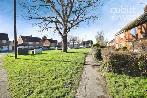 3 bedroom semi-detached house to rent, Barnfield Road, Crawley, RH10