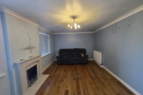 3 bedroom detached house to rent, Sandyway Bank, Dewsbury