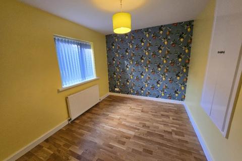 3 bedroom detached house to rent, Sandyway Bank, Dewsbury