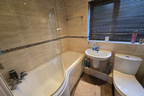 3 bedroom detached house to rent, Sandyway Bank, Dewsbury